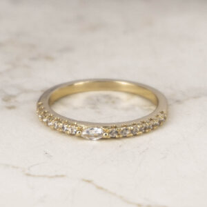 ANILLO CIRCON OVALO ACOSTADO