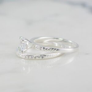 PAN261-DUO-DE-ANILLOS-SOLITARIO-Y-BANDA-TALLADOS-1.jpg DUO DE ANILLOS SOLITARIO Y BANDA TALLADOS