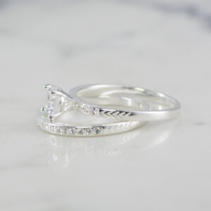 DUO DE ANILLOS SOLITARIO Y BANDA TALLADOS