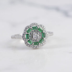 ANILLO FLOR CIRCONES Y ESMERALDA